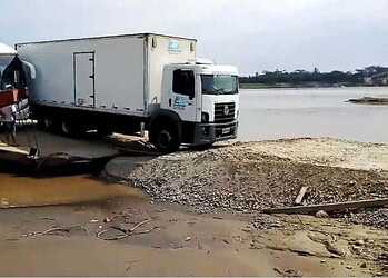 Baixo nível do Rio Madeira e Abunã faz com que a balsa encalhe (Foto/Reprodução)