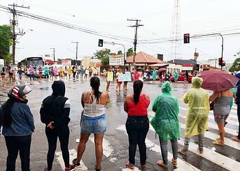 “Não é só por sexo”, protestam mulheres de detentos ao fechar ruas em Rio Branco