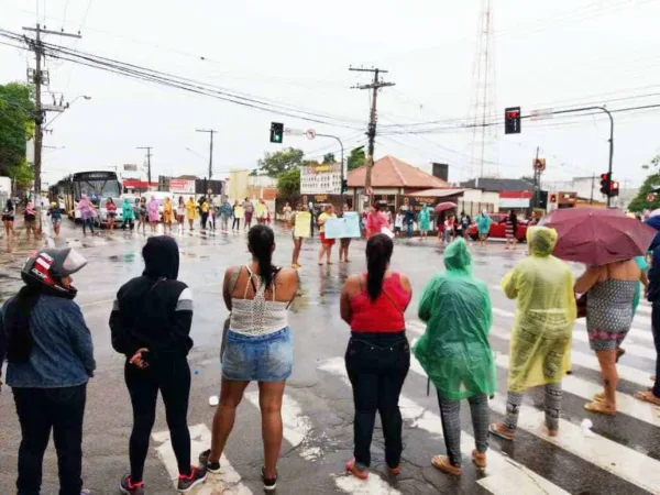 “Não é só por sexo”, protestam mulheres de detentos ao fechar ruas em Rio Branco