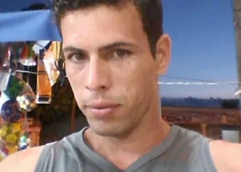 Jovem tenta correr, mas é morto a tiros
