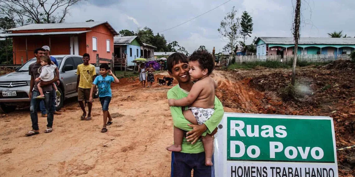 Tião Viana vistoria obras do Ruas do Povo e inaugura escola indígena em Feijó