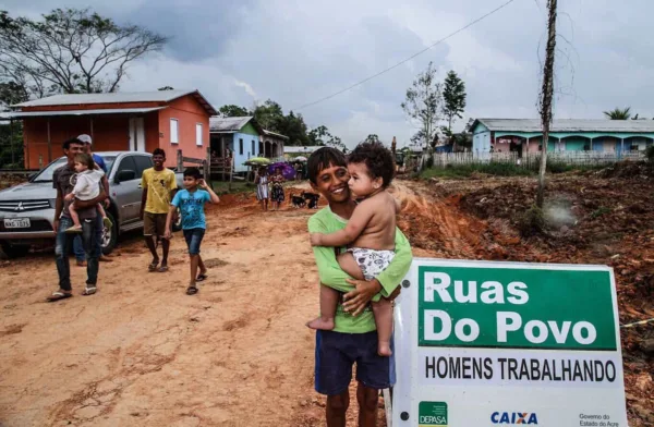 Tião Viana vistoria obras do Ruas do Povo e inaugura escola indígena em Feijó