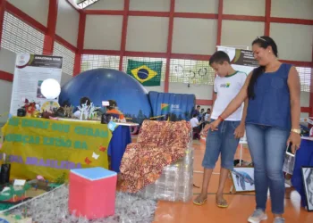 Mostra Viver Ciência no Juruá tem mochila renovável, aspirador ecológico e labirinto elétrico