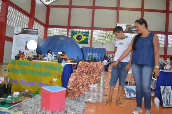 Mostra Viver Ciência no Juruá tem mochila renovável, aspirador ecológico e labirinto elétrico