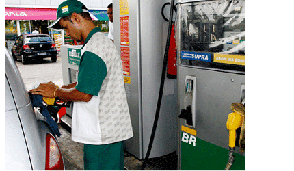 Petrobras reduz preço da gasolina em 1,13% nas refinarias