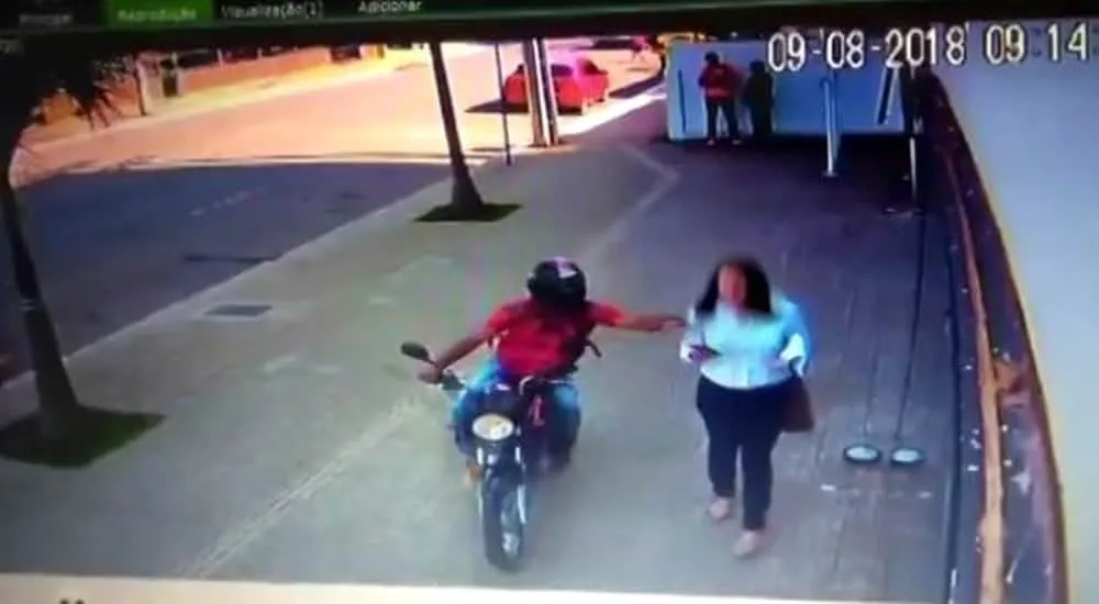 Câmera flagra ladrão levando celular de mulher no Centro de Rio Branco