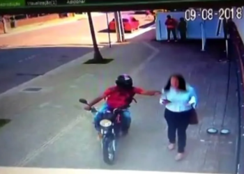 Câmera flagra ladrão levando celular de mulher no Centro de Rio Branco
