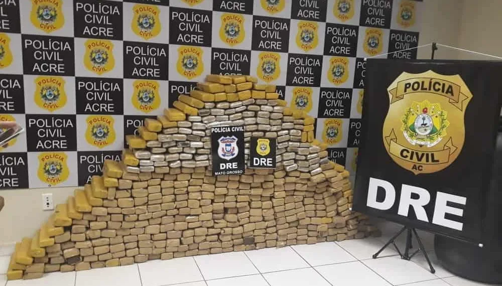 Polícia apreeende( Foto Iryá Rodrigues-G1)
