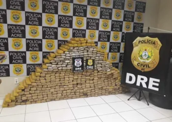 Polícia apreeende( Foto Iryá Rodrigues-G1)