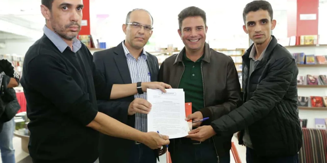 Gladson defende mudança para valorização dos servidores públicos em encontro com a categoria