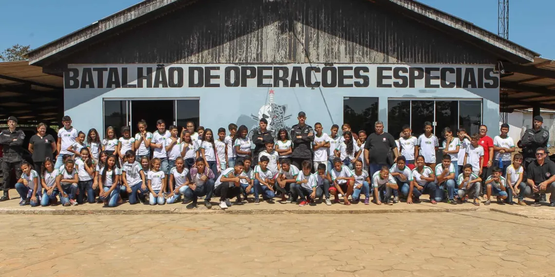 Estudantes da Escola Djalma Teles conhecem trabalho do Bope