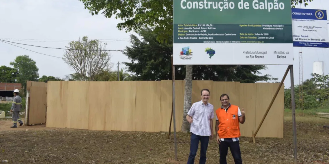 Deputado Leo de Brito visita obras do Galpão da Economia Solidária