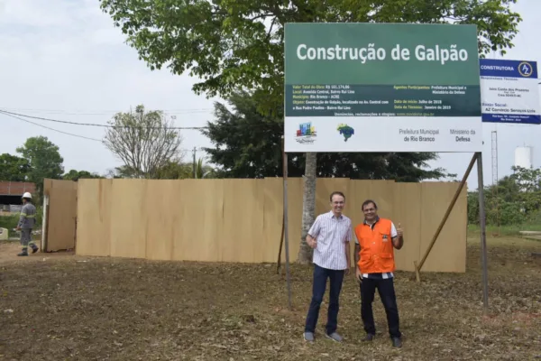 Deputado Leo de Brito visita obras do Galpão da Economia Solidária