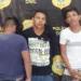 Dois são presos por morte de jovem achado em canoa com corda de pesca no pescoço presa a tijolos