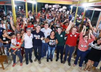 Marcus Alexandre recebe carinho e apoio dos moradores do Bujari