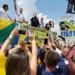 Jair Bolsonaro é recebido por multidão no aeroporto de Rio Branco