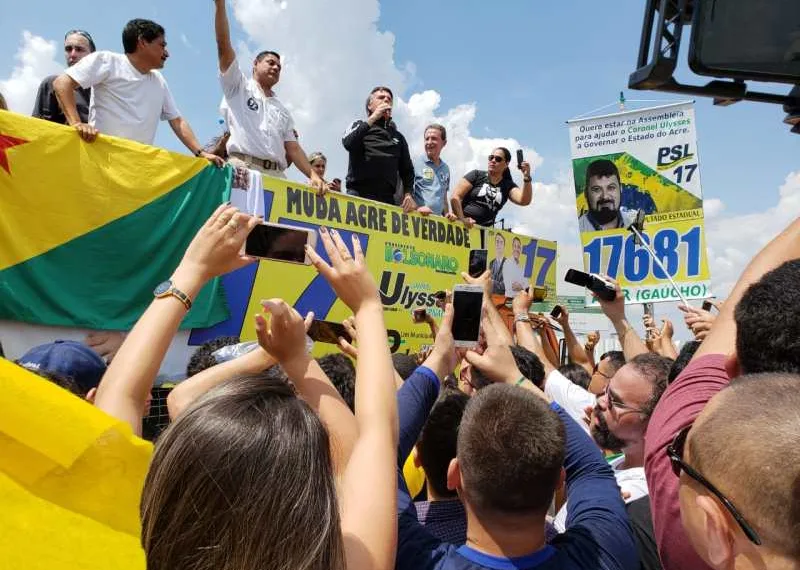 Jair Bolsonaro é recebido por multidão no aeroporto de Rio Branco