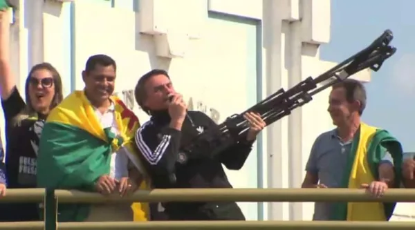Presidenciável Jair Bolsonaro polemiza durante passagem pelo Acre