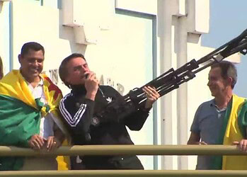 Presidenciável Jair Bolsonaro polemiza durante passagem pelo Acre