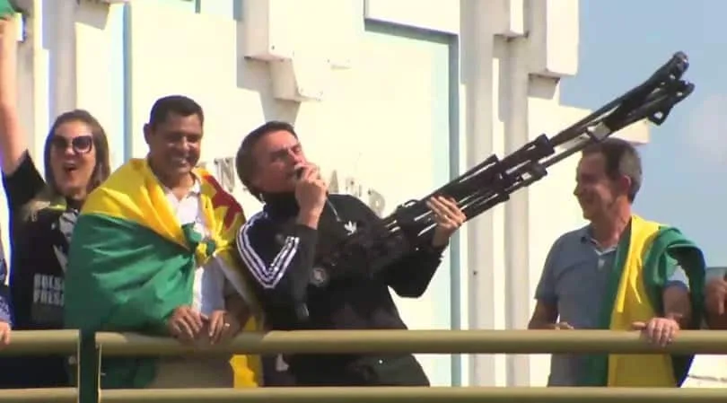 Presidenciável Jair Bolsonaro polemiza durante passagem pelo Acre