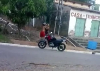 Marido é flagrado agredindo mulher em rua e delegado indicia homem por lesão corporal