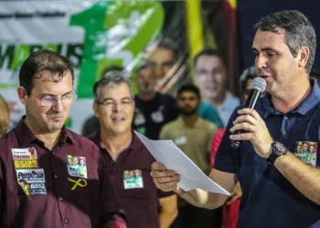 Em grande ato, professores e servidores da educação dizem sim à candidatura de Marcus Alexandre