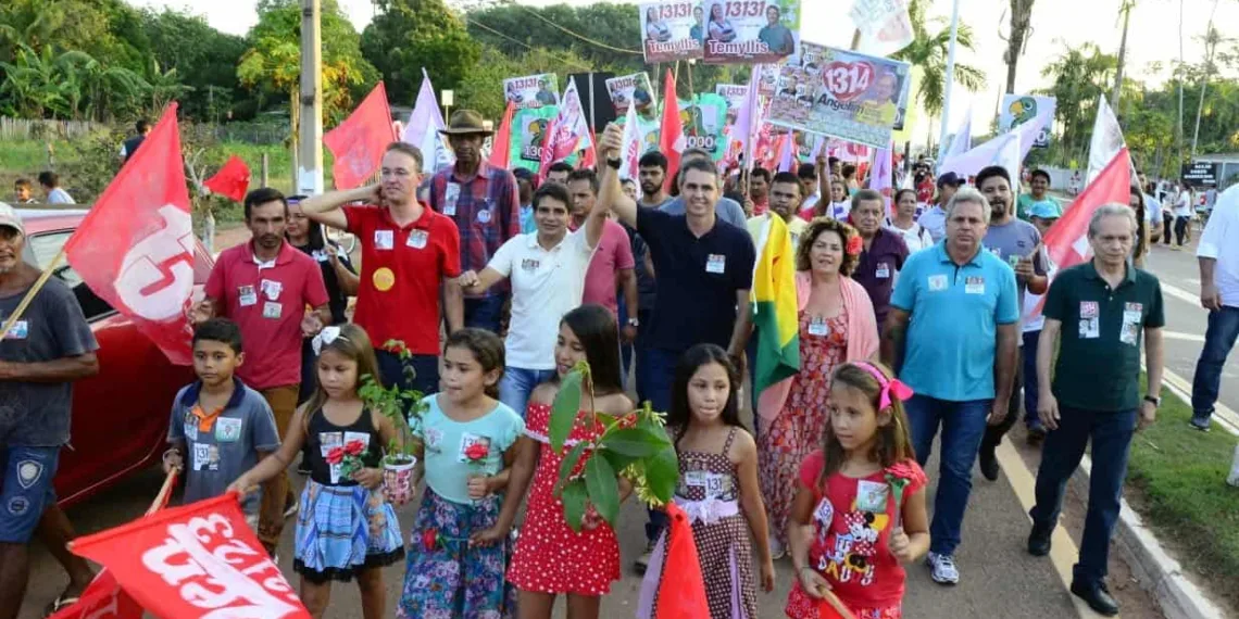 Marcus Alexandre caminha pelas ruas de Capixaba e recebe carinho dos moradores