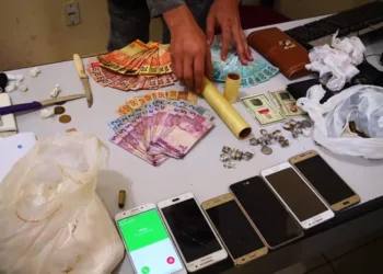 Mulher denuncia agressão de namorado e polícia encontra criança de 9 anos em casa usada para embalar drogas