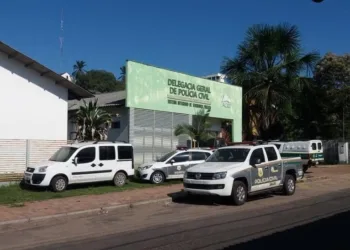 Mãe ataca bandidos para salvar filho de execução e acaba levando tiro no peito