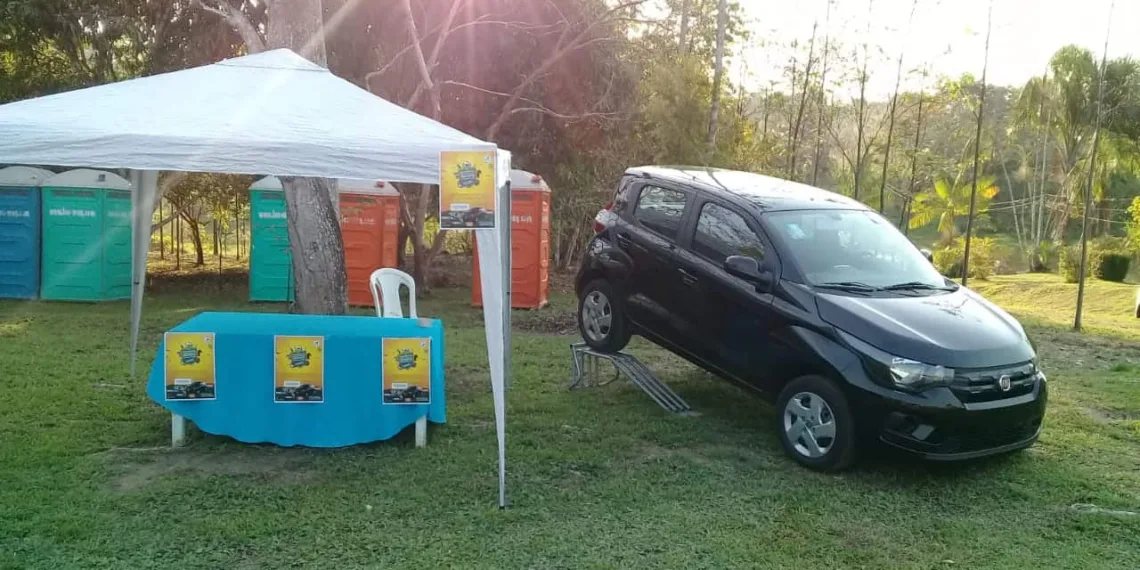O automóvel em exposição, momentos antes do sorteio