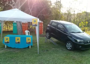 O automóvel em exposição, momentos antes do sorteio