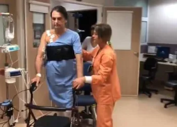 Bolsonaro continua na unidade semi-intensiva, com quadro estável