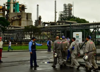 Cubatão(SP) - Trabalhadores terceirizados adentram a refinaria de Cubatão, durante a greve dos petroleitos (Rovena Rosa/Agência Brasil)