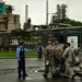Cubatão(SP) - Trabalhadores terceirizados adentram a refinaria de Cubatão, durante a greve dos petroleitos (Rovena Rosa/Agência Brasil)