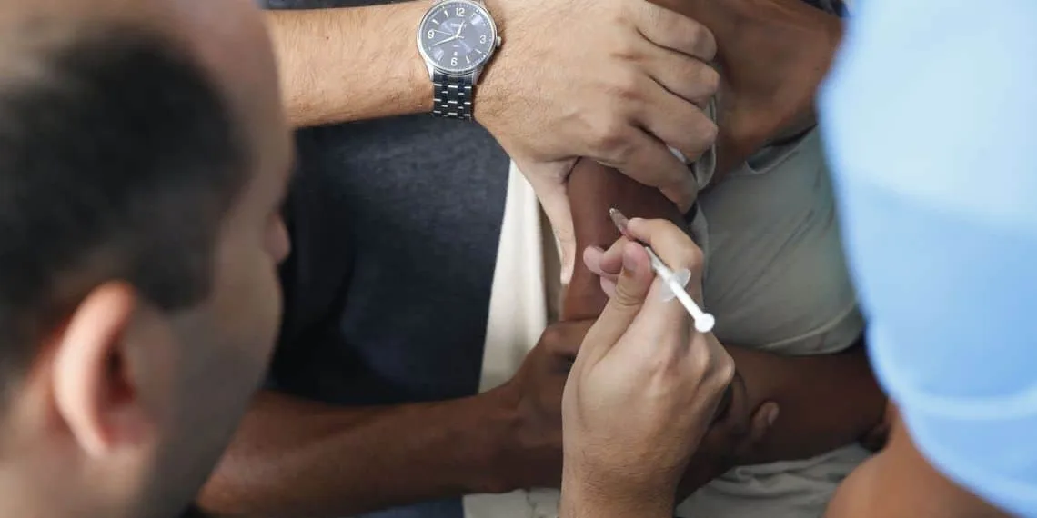 Crianças são imunizadas na tenda de vacinação instalada na Quinta da Boa Vista para a campanha contra a poliomielite e o sarampo, prorrogada até o dia 22/09 no estado do Rio de Janeiro.