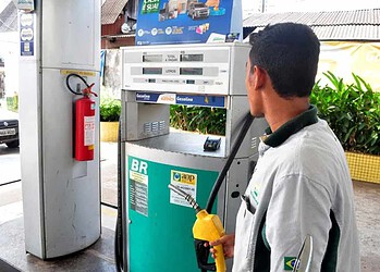 Quedas do preço da gasolina nas refinarias começam a chegar às bombas