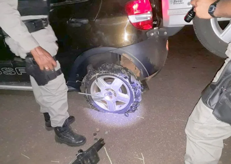 1.1 - A ação dos bandidos consiste em obstruir a pista de rolamento, utilizando paus e galhos de árvores e quando os motoristas reduzem a velocidade o grupo criminoso aborda suas vítimas
