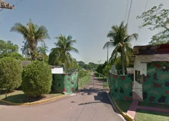 Bombeiros cortavam árvores dentro do 4º BIS, localizado no bairro Bosque, em Rio Branco — Foto Reprodução Google Street View