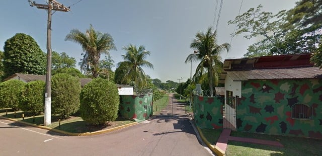 Bombeiros cortavam árvores dentro do 4º BIS, localizado no bairro Bosque, em Rio Branco — Foto Reprodução Google Street View