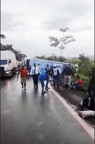 Ônibus interestadual tomba na BR-364 e dezenas de pessoas ficam feridas 1 Foto/REPRODUÇÃO