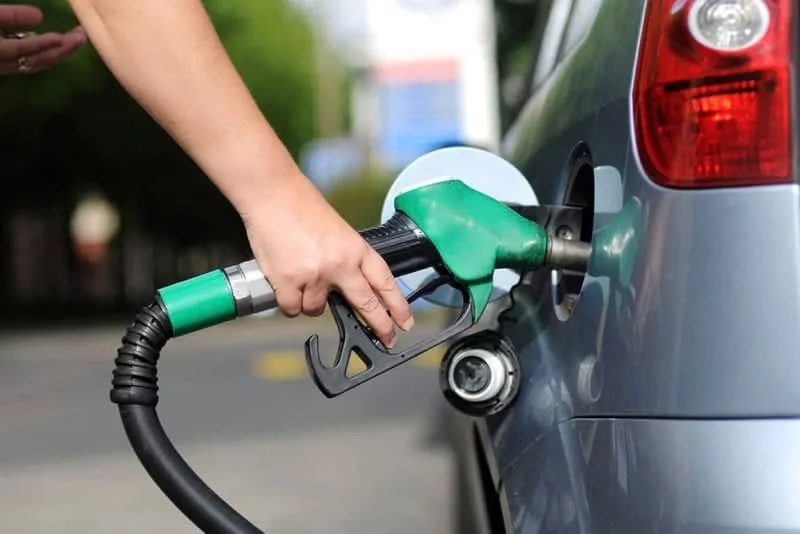 Queda no preço da gasolina nas refinarias pode reduzir até R$ 0,25 nas bombas