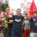 Marcus Alexandre é abraçado por moradores do São Francisco durante caminhada