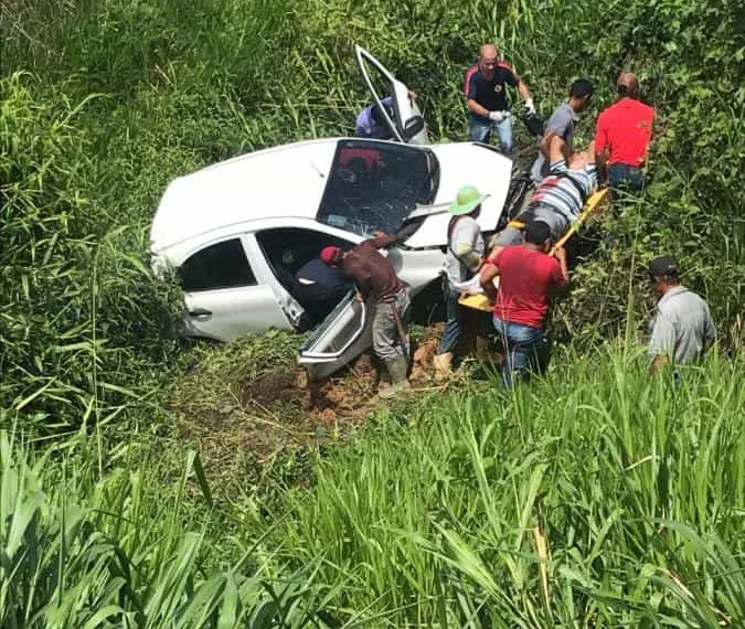 Deputado estadual Dr. Jenilson presta primeiros socorros a vítimas de acidente