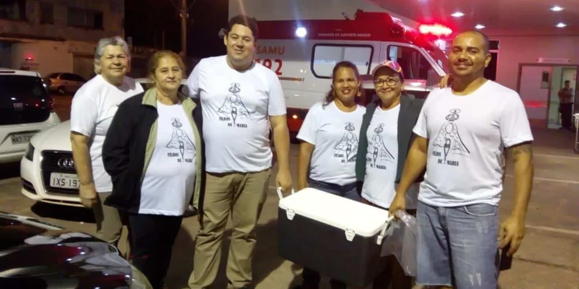Voluntários distribuem sopa a moradores de rua uma vez por semana na Capital