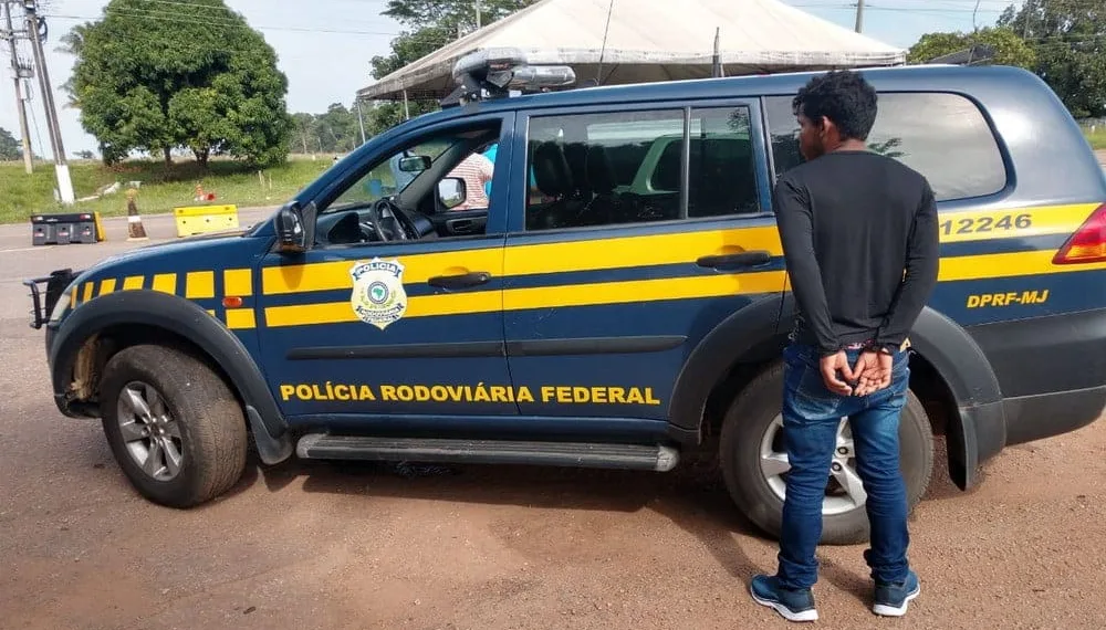 Foragido por furto é preso durante abordagem a táxi em rodovia