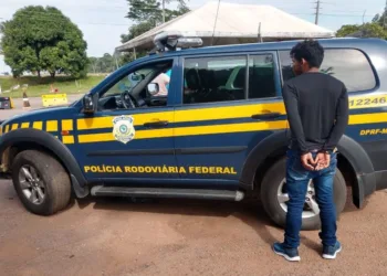Foragido por furto é preso durante abordagem a táxi em rodovia
