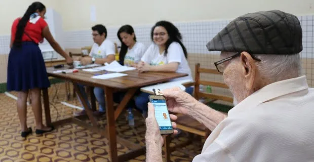 Eleitor de 101 anos vota no Acre utilizando o aplicativo e-Título