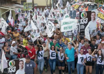 Em caminhada, moradores da Baixada demonstram o seu carinho por Ney Amorim