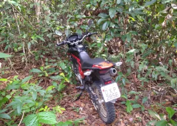 Dupla armada faz dois roubos em menos de 2h e ameaça moradores