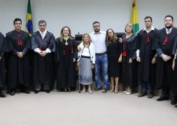 TRE/AC homenageia desembargadora Cezarinete Angelim com entrega de medalha à família